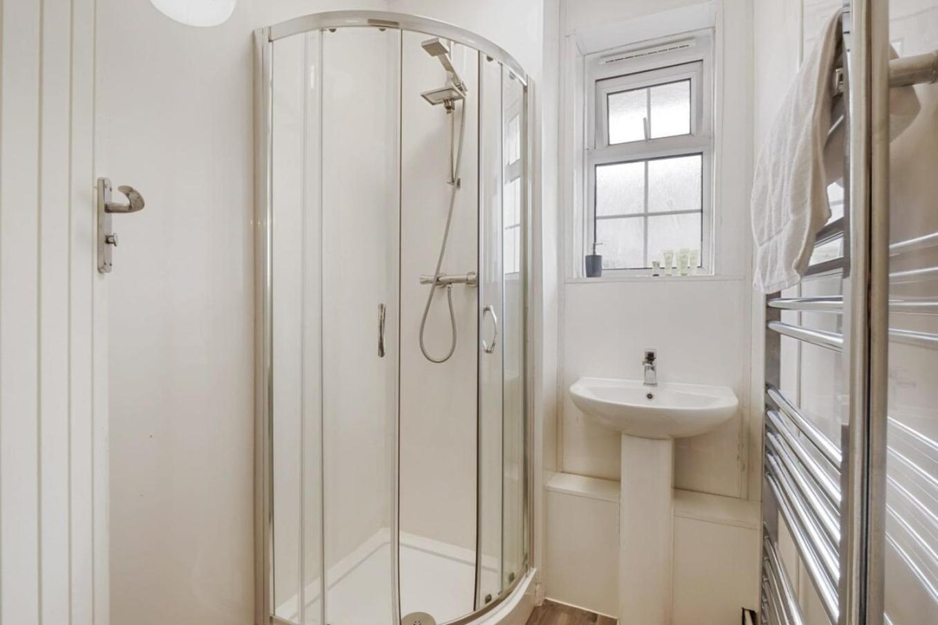 The Serene 2-Bedroom Flat W Free Street Parking Sutton  Exterior foto